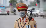 Cảnh sát giao thông đeo khẩu trang, găng tay, sát trùng máy đo nồng độ cồn